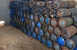 ضبط تاجر غاز في البحيرة يبيع أسطوانات في السوق السوداء