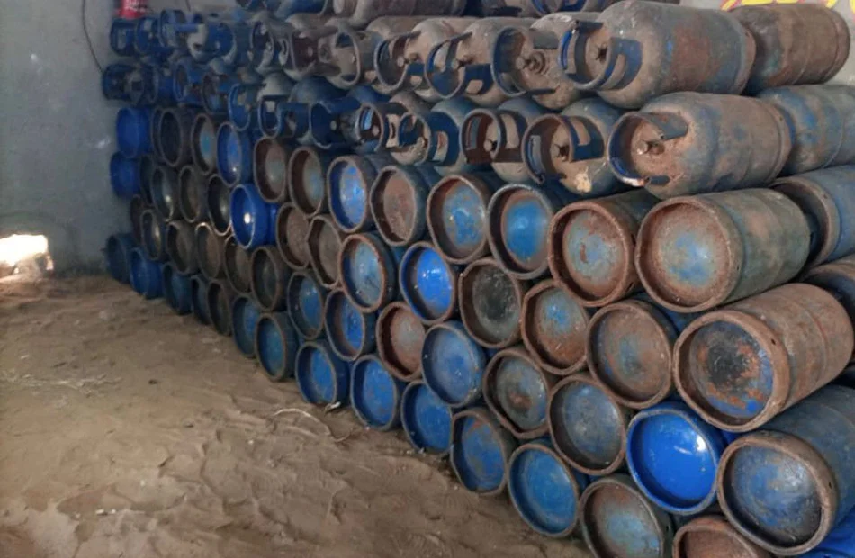 ضبط تاجر غاز في البحيرة يبيع أسطوانات في السوق السوداء