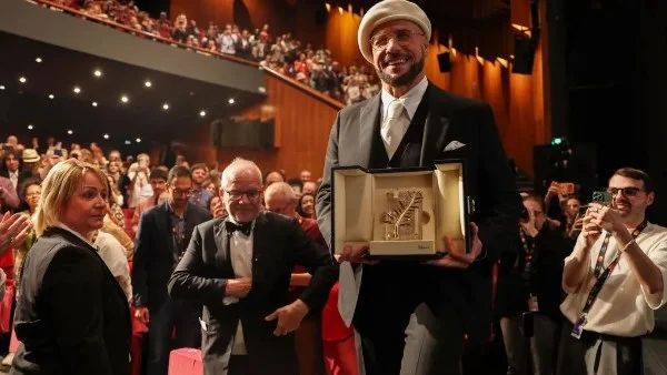 جون ترافولتا يبكي بعد فوزه بالسعفة الذهبية في مهرجان كان