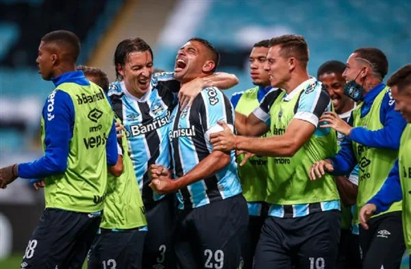 جريميو يتأهل لدور الـ16 في كأس البرازيل بعد فوزه على كونفيانسا