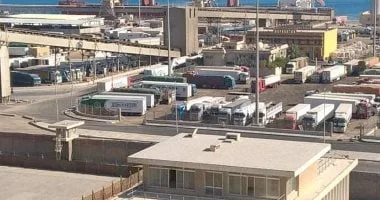 حركة شاحنات وسفن في موانئ البحر الأحمر
