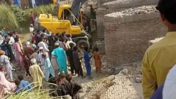 مقتل وإصابة عمال إثر انهيار جسر في باكستان