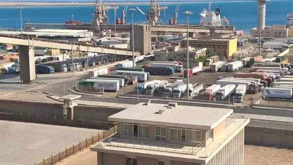 حركة مزدحمة في مواني البحر الأحمر