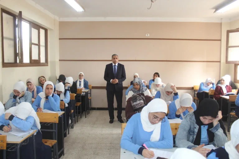 تفقد امتحانات نهاية العام في الجيزة