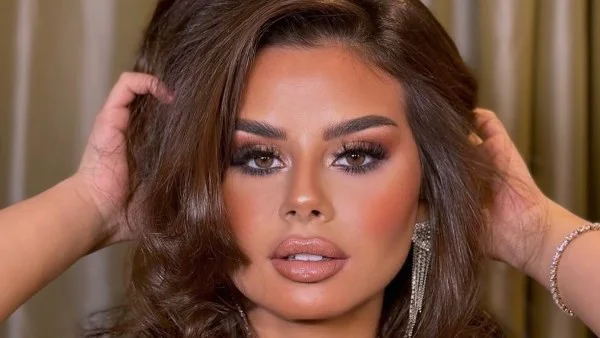إطلالات جدلية للفنانة منة عرفة في عيد ميلادها الـ 27