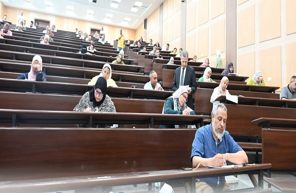 تفقد رئيس جامعة الغردقة امتحانات الماجستير المهني