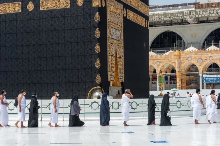 دلالات الطواف حول الكعبة عكس عقارب الساعة