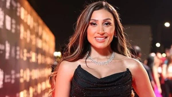فستان دينا الشربيني القصير يتصدر تريند السوشيال ميديا
