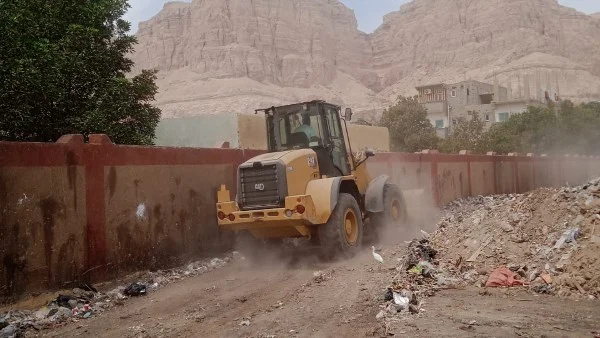 تنظيف 35 طن من المخلفات في قنا