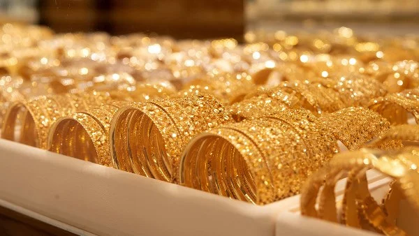 تراجع أسعار الذهب وعوامل مؤثرة في الأسواق المحلية