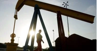 مخاوف نقص تدفقات النفط وتأثيرها على الأسعار