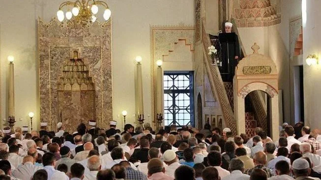 حكم الكلام أثناء خطبة الجمعة لتنظيم الناس
