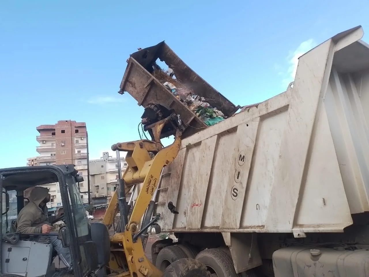 حملة لرفع المخلفات تعزز الانضباط البيئي بالإسكندرية
