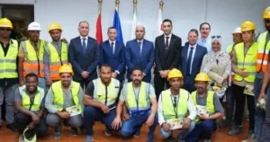 تسليم "عدة عمل" لعمالة غير منتظمة في أسوان