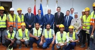 تسليم "عدة عمل" لعمالة غير منتظمة في أسوان