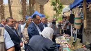 مدبولي يتفقد سوق اليوم الواحد ومعرض الحرف التراثية