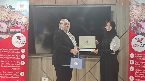 تهنئة رئيس جامعة قناة السويس للطالبة الصينية فاطمة