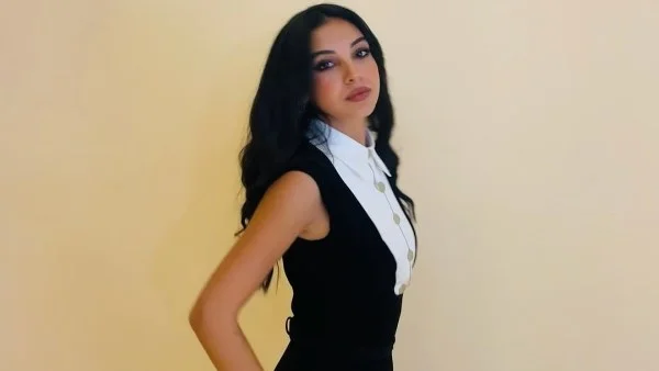 سلمى أبو ضيف تأسر القلوب بفستان أسود أنيق