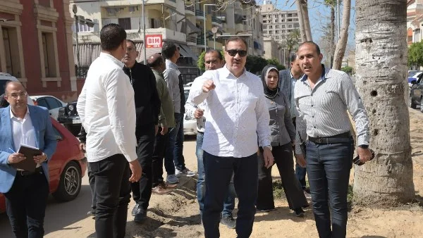 محافظ بورسعيد يتابع زراعة المساحات الخضراء بحي الشرق
