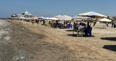إقبال كبير على شاطئ بورسعيد والأجواء الربيعية تعم المكان