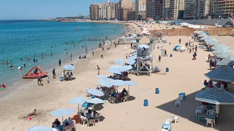 إقبال كبير على شواطئ الإسكندرية في الموجة الحارة