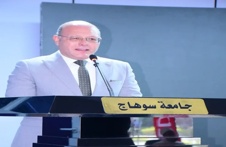 تهنئة رئيس جامعة سوهاج لعمال مصر في عيدهم