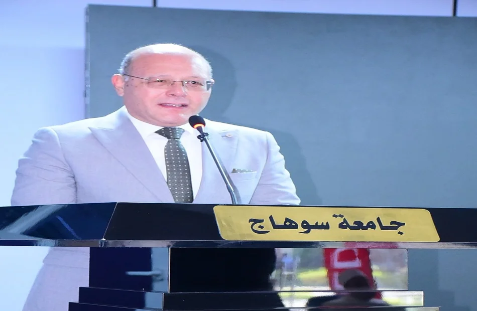 تهنئة رئيس جامعة سوهاج لعمال مصر في عيدهم
