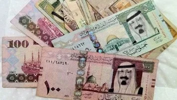 استقرار سعر الريال السعودي في منتصف تعاملات اليوم