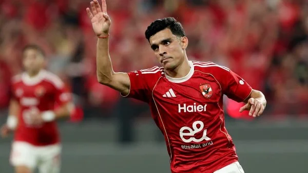 أشرف بن شرقي يمنح الأهلي التقدم أمام الزمالك