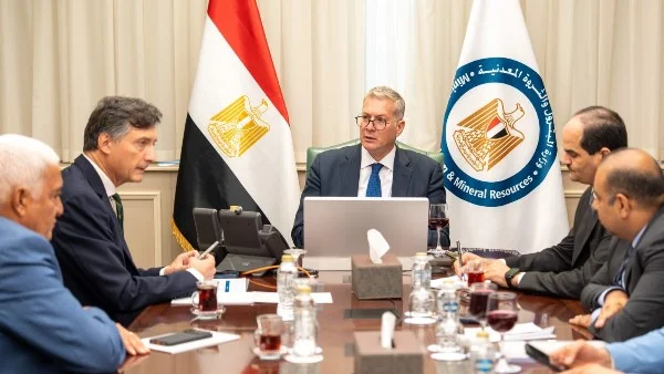 بحث زيادة إنتاج الغاز المصري مع إيني الإيطالية