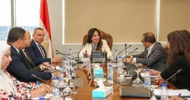 وزيرة الإسكان تبحث مشروع "أوت ليت" في شرق القاهرة