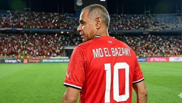 البزاوي يمازح لاعبي منتخب مصر قبل مباراة بلجيكا