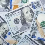 تراجع سعر الدولار إلى 50 جنيهًا في البنوك المصرية
