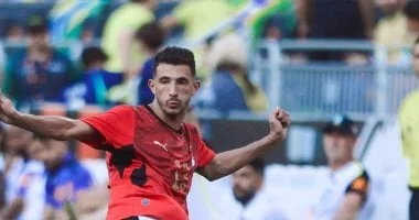 أحمد فتوح يتلقى البطاقة الصفراء في مواجهة بلجيكا