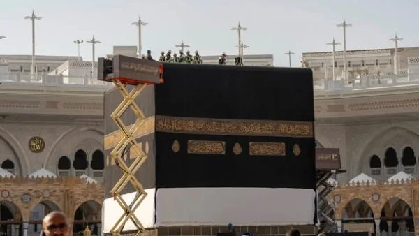تغيير كسوة الكعبة المشرفة مع بداية العام الهجري الجديد