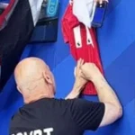حسام حسن يحقق أمنيات الجماهير بتوقيع قمصان المنتخب