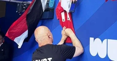 حسام حسن يحقق أمنيات الجماهير بتوقيع قمصان المنتخب