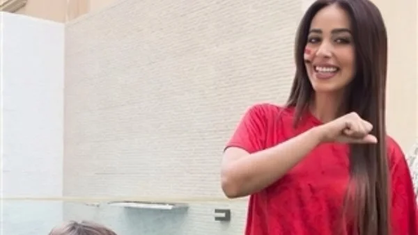 رنا سماحة تدعم المنتخب المصري برفقة ابنها