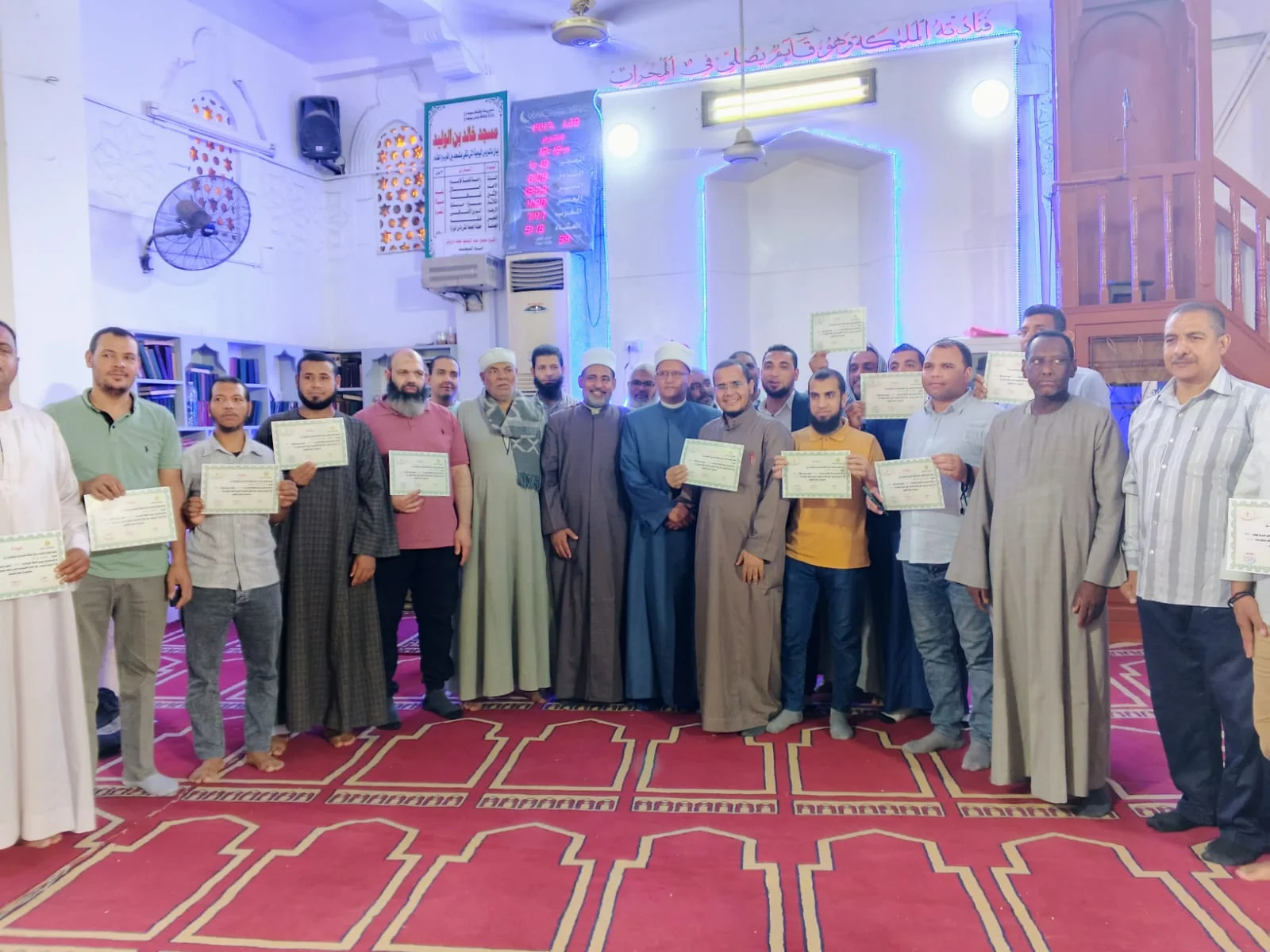 تسليم شهادات التخرج لخريجي المركز الثقافي الإسلامي بسوهاج