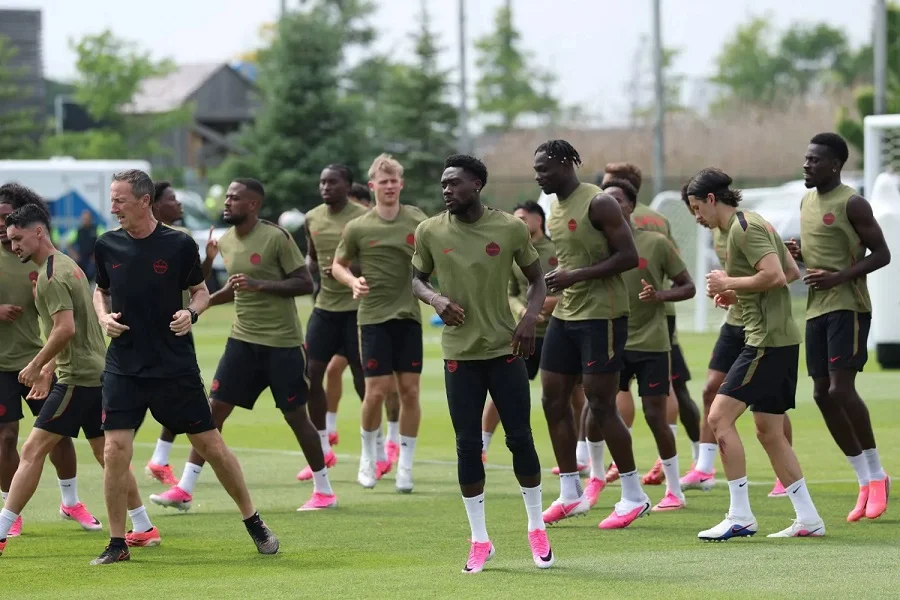 المنتخب الكندي يصل فانكوفر استعدادًا لمواجهة قطر وسويسرا