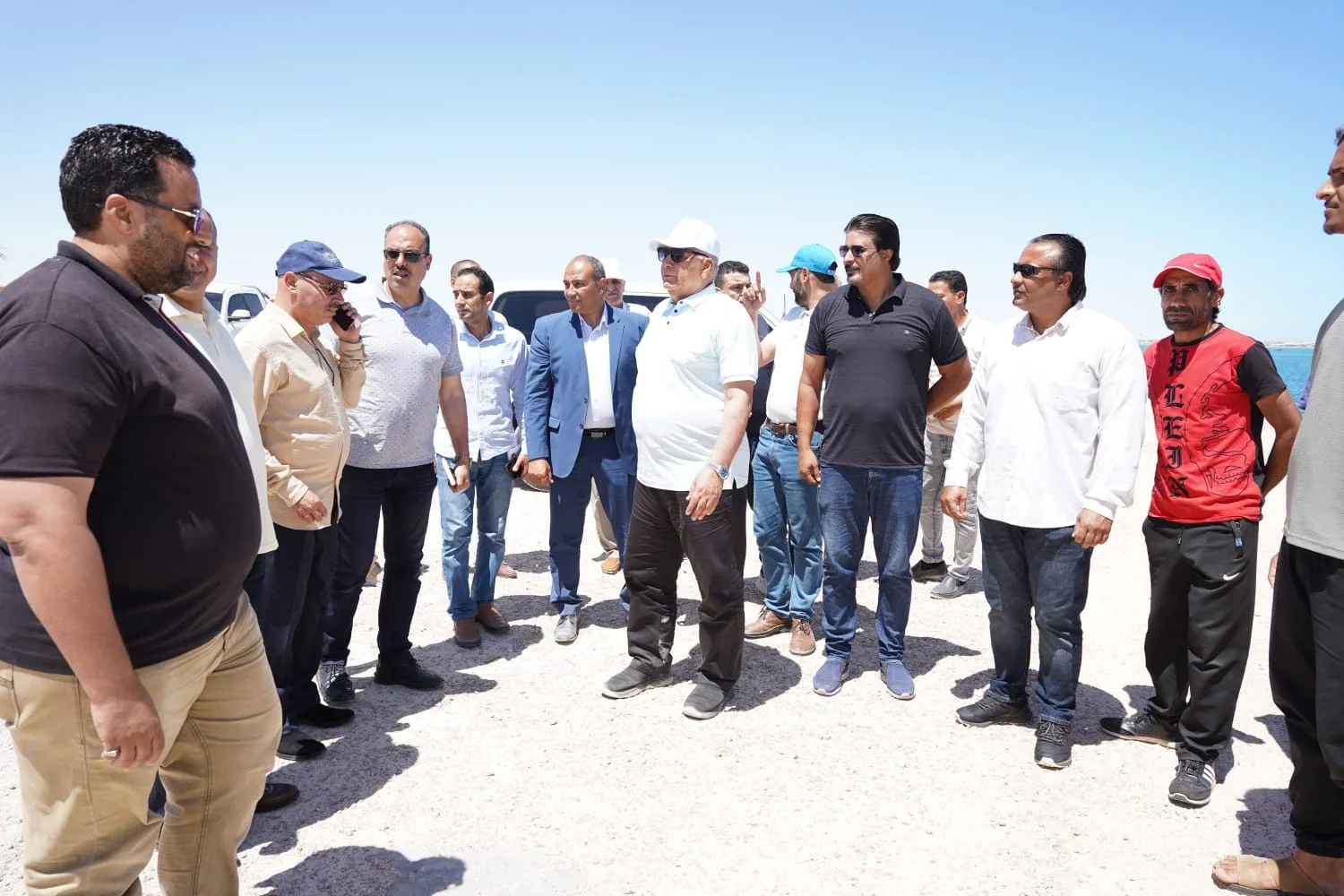 محافظ مطروح يتفقد أعمال تعميق الممر الملاحي
