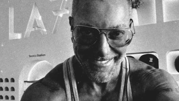 تامر هجرس يتألق بإطلالة صيفية ويستعد لفيلم جديد