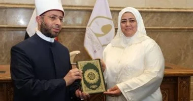 تكريم الحاجة وفاء محمد أبو سنة من وزير الأوقاف