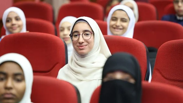 فوز الطالبة سندس بلقب بطل تحدي القراءة العربي
