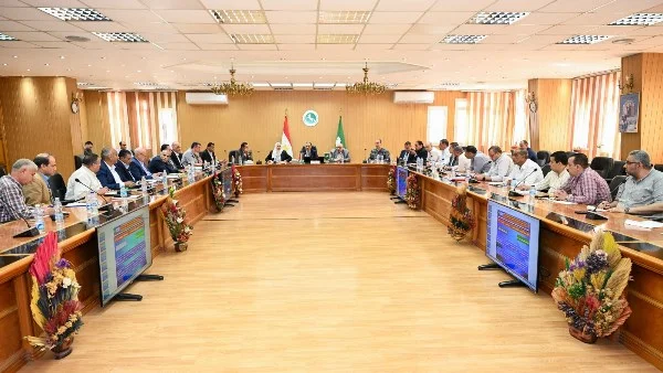 محافظ الشرقية يبحث تصالح البناء وتقنين الأراضي
