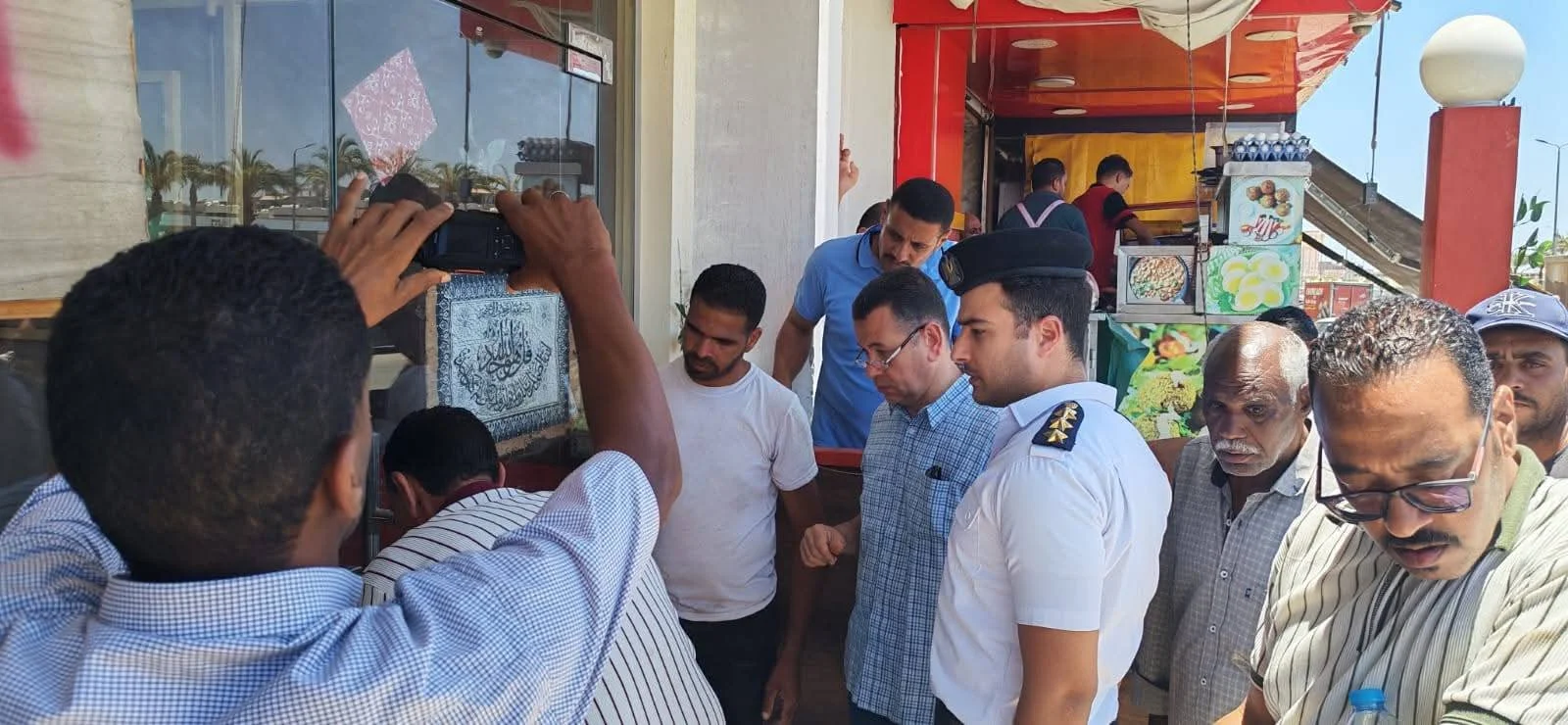 غلق 4 محال تجارية مخالفه في شمال الغردقة