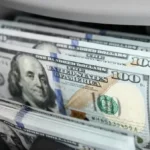 انخفاض سعر الدولار إلى 49.95 جنيه في البنوك المصرية