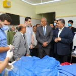 محافظ كفرالشيخ يطمئن على رئيسة قرية مصابة أثناء العمل