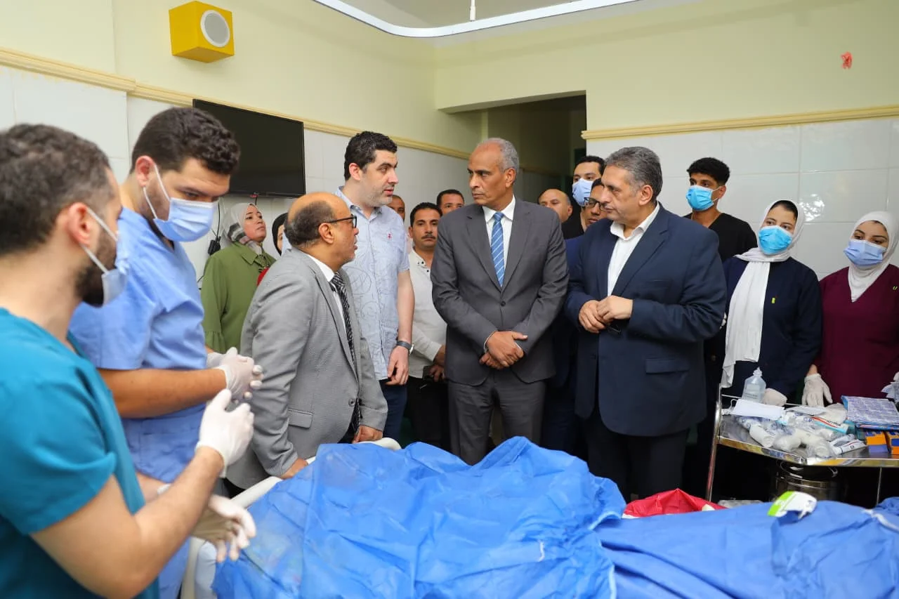 محافظ كفرالشيخ يطمئن على رئيسة قرية مصابة أثناء العمل