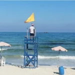 ألوان الرايات على شواطئ الإسكندرية اليوم